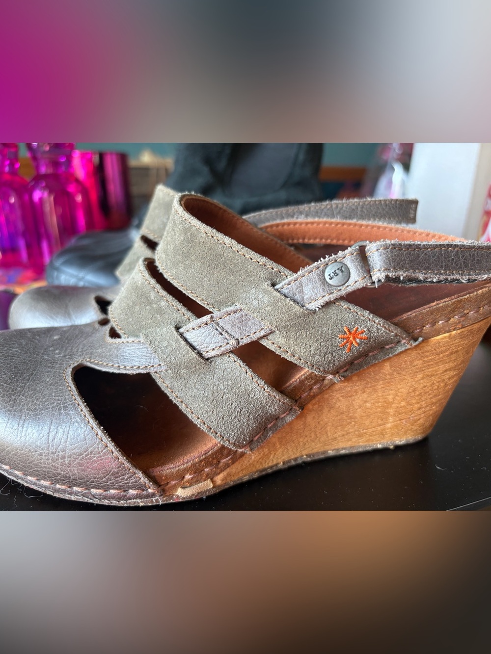 The Art Company Leather Sandal Wedge in Taupe Suede 8.5 EU 39 -